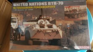 Maqueta Dragon United Nations BTR-70 w/Ukrainian Peacekeepers