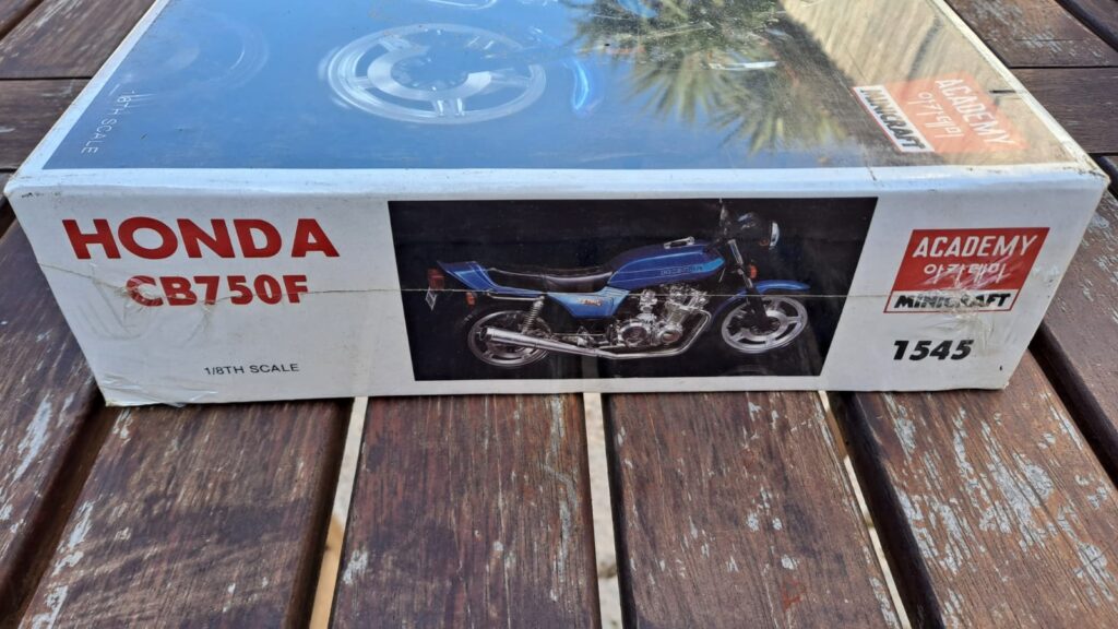 Moto de 1969 couleur orange - HONDA CB750